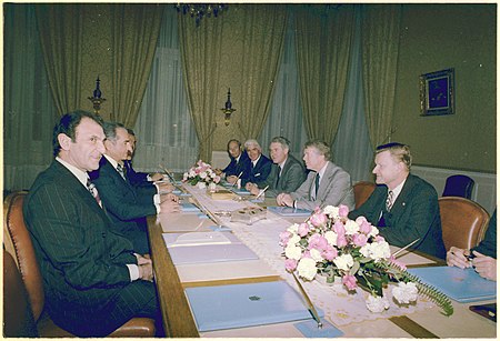 Tập_tin:The_Shah_with_Atherton,_Sullivan,_Vance,_Carter_and_Brzezinski,_1977.jpg