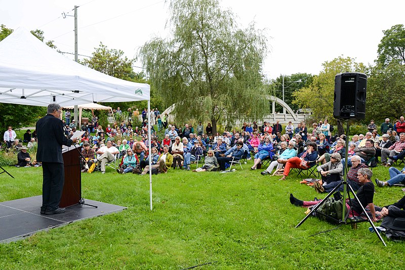 File:Thomas King reading in the Sculpture Garden - 2013 (DanH-1808).jpg