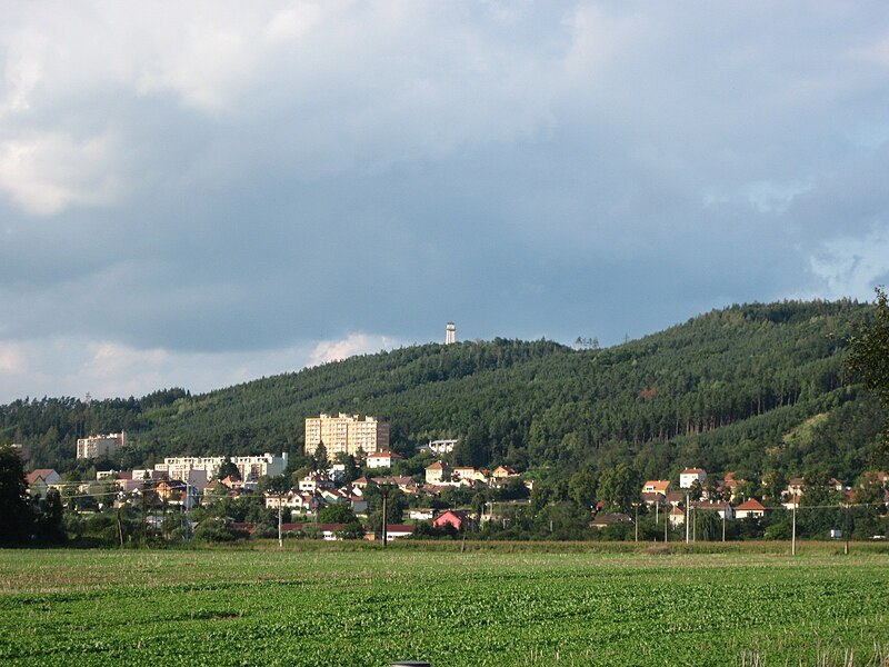 File:Tišnov - pohled ze silnice Hradčany-Březina.jpg