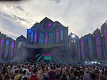 Сцена Tomorrowland с небом