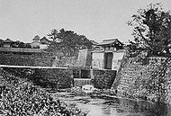 明治時代に撮影された虎ノ門。手前に虎ノ門堰堤があり水が越流している。