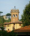 La torretta da un'altra angolazione. Sullo sfondo la Villa Brichieri-Colombi sulla collina di Bellosguardo