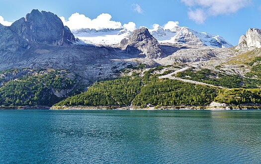 von unten vom Fedaia-Stausee mit Sasso delle Undici und Dodici