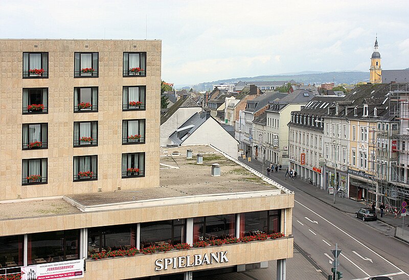 File:Trier, Blick von der Porta Nigra zur Paulinstraße, zur Spielbank und zum Turm der Kirche St.Paulin.jpg