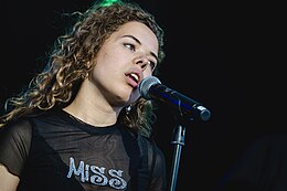 Turning Tides Festival Gruf Rhys și Nilufer Yanya (48292221827) .jpg