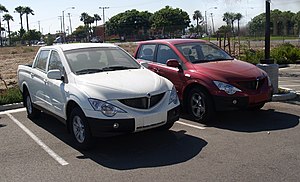 Dos automóviles Phoenix en estacionamiento.jpg