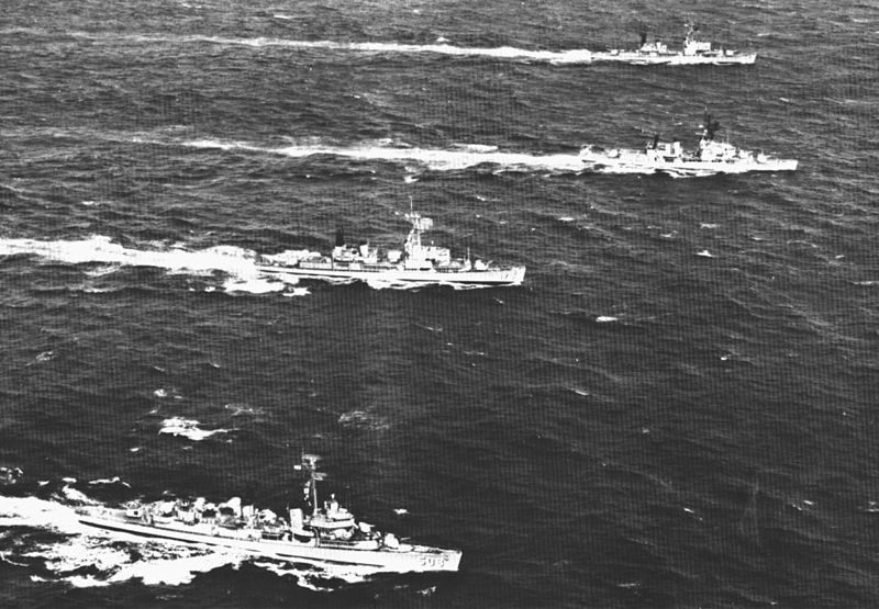 File:US Destryoer Division 222 underway off Oahu c1968.jpg