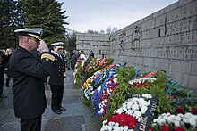 Мемориальная стена Пискарёвского кладбища: «Никто не забыт, ничто не забыто»