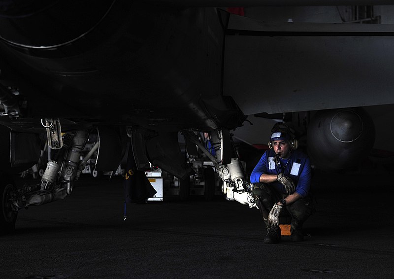 File:US Navy 110920-N-VN693-188 Aviation Boatswain's Mate Airman Jose Morales, from Santa Isabelle, P.R., prepares to remove chalks and chains before mo.jpg