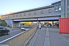 Het station boven de Perfektastraße.