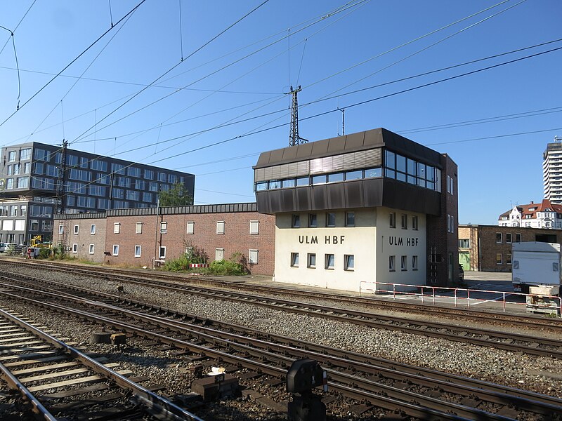 File:Ulm Hbf Zentralstellwerk.JPG