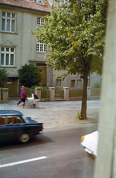 File:Um 1973, Obotritenring vor dem 4 - spurigen Ausbau, Höhe Mozartstraße, Blick von Nr.104, Bild 2.jpg