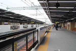 Umekoji-Kyotonishi Stasiun-platform 20190317.jpg