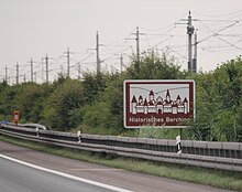 Mehrere Orte werden an den Autobahnen in der Region beworben: Unterrichtungstafel für Berching an der A 9