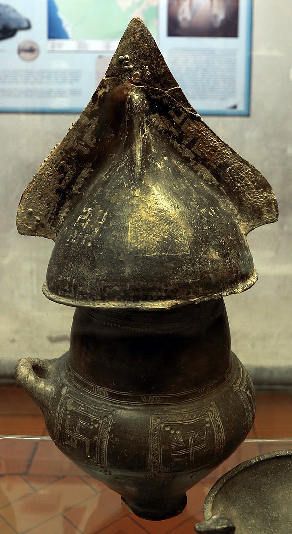 Biconical cinerary urn with crest-shaped helmet lid, 9th–8th century BC, from Monterozzi (Fontanaccia), Tarquinia, Museo archeologico nazionale