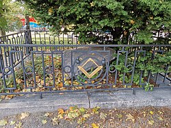 The Freemason's Grave (Vapaamuurarin hauta) in Kaisaniemi, Helsinki Vapaamuurarin hauta 2019.jpg