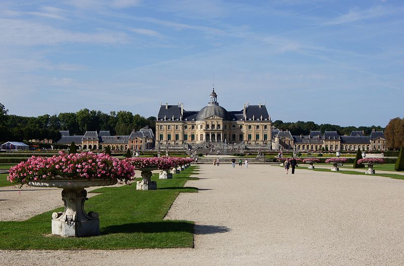 http://upload.wikimedia.org/wikipedia/commons/thumb/6/68/Vaux_le_Vicomte_geraniums.jpg/800px-Vaux_le_Vicomte_geraniums.jpg