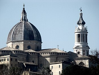Le dôme de la basilique et le campanile.