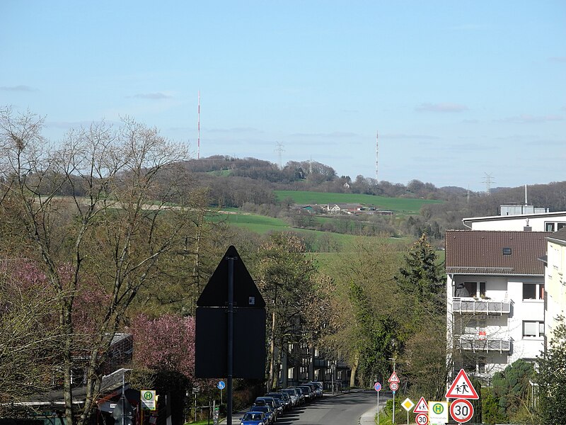 File:Velbert-Neviges, Blick vom Südende der Goethestr. nach N hinüber zum Hordtberg mit den beiden Masten des WDR-Senders Langenberg.jpg