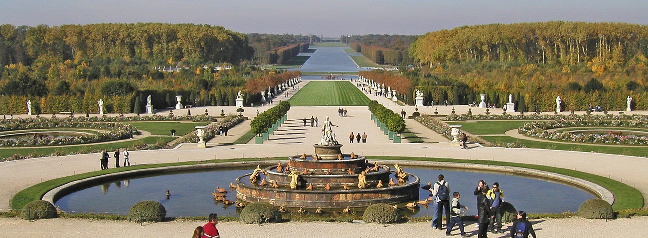 Почему версаль. Версальский дворец сад амфитеатр. Версальский дворец и парк вид сверху. Большой канал Версальского парка. Версаль парк вид сверху.