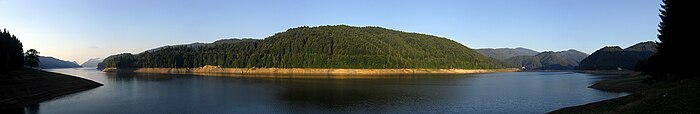 Le lac Vidraru dans les montagnes Făgăraș