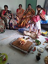 Satya Narayana Puja caseiro (em homenagem a Vishnu) em uma família brâmane