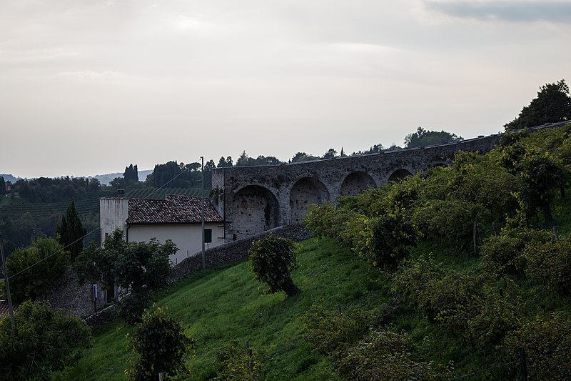File:Vista della cinta muraria dal belvedere di Conegliano.jpg