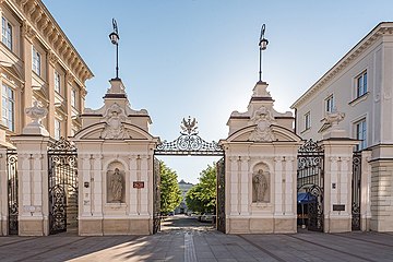 Soubor:Warszawa,_ul._Krakowskie_Przedmieście_26,_28_20170517_001.jpg