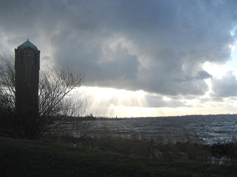 File:Westeinderplas and water tower. Aalsmeer, the Netherlands. - panoramio.jpg