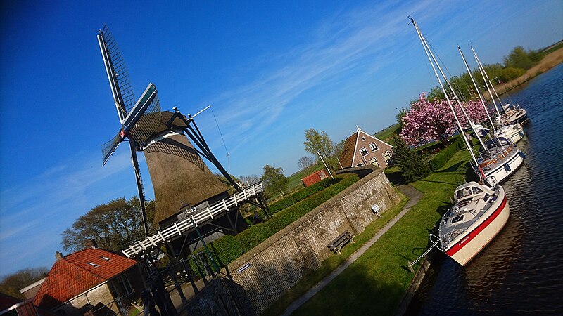 File:Windmühle in Sloten ( Sleat ), Friesland, Niederlande.JPG