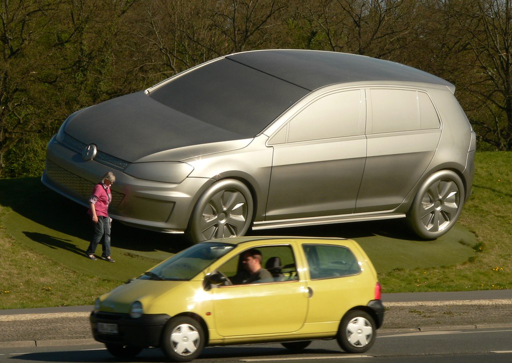 https://upload.wikimedia.org/wikipedia/commons/thumb/6/68/Wolfsburg_Rabenberg_Golf_gelbes_Auto.jpg/1024px-Wolfsburg_Rabenberg_Golf_gelbes_Auto.jpg