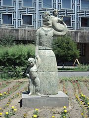 «Մայրություն», հրակավ, ջնարակ, 1981, Երևան, Գայի պողոտա, Նորքի թաղապետարանի դիմաց