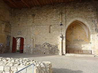 La nef, l’entrée et une chapelle latérale.