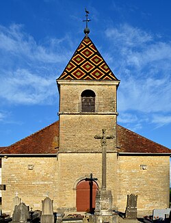 Église de l'Assomption de Courlaoux (Jura, France) et croix de cimetière (inscrite aux monuments historiques).jpg