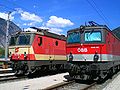 Zwei Loks der Reihe 1044 warten im Bahnhof Landeck-Zams auf ihre nächsten Einsätze
