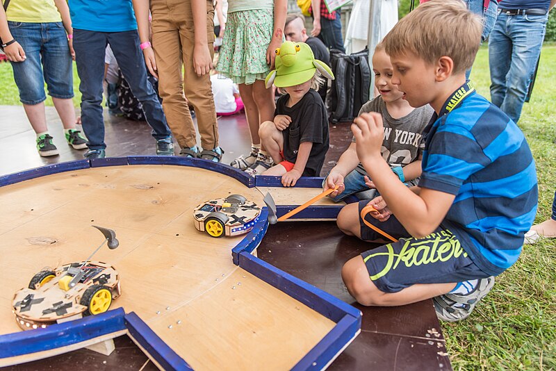 File:Дети у стенда клуба робототехники Азимов (4) на Geek Picnic 2018 SPb.jpg