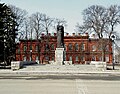 Памятник Карлу Марксу у здания гимназии.