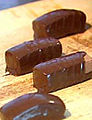 Արտադրության ժամանակ շոկոլադապատ պանրիկ