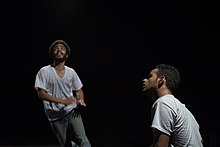 بازیگران تئاتر تجربی در حال اجرای یک پرفورمانس