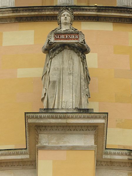 File:10 Schlesier Volksstamm Statue 580 cm Kelheim Befreiungshalle Foto 2008 Wolfgang Pehlemann DSCN1424.jpg