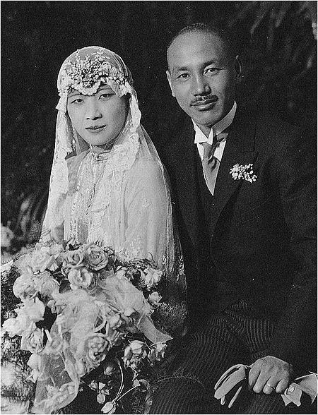 Tập_tin:1927_Chiang_Soong_wedding_photo1.jpg