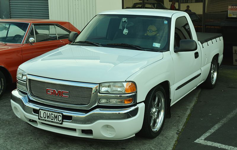 File:2005 GMC Sierra (14191969670).jpg