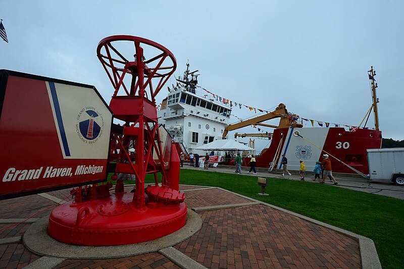 File:2013 Coast Guard Festival 130802-G-VG516-058.jpg