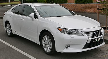 2013 Lexus ES 300h (AVV60R) Sports Luxury sedan (2015-12-07) 01.jpg