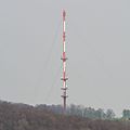 Deutsch: Sendemast Langenburg im April 2017. Verglichen mit der Aufname von 2016 wurde die UKW-Antenne im oberen Abschnitt entfernt und eine tiefer gelegene UKW-Antenne angebracht.