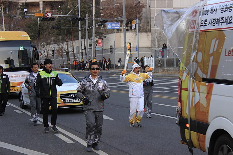 File:2018 Winter Olympics torch relay in Paju.jpg