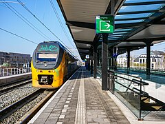 Driebergen-Rijsenburg, Zug der NS-Baureihe VIRMm1 am Bahnhof Driebergen-Zeist