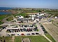 La Pointe Saint-Mathieu du sommet du phare : le parking et le hameau de Saint-Mathieu.