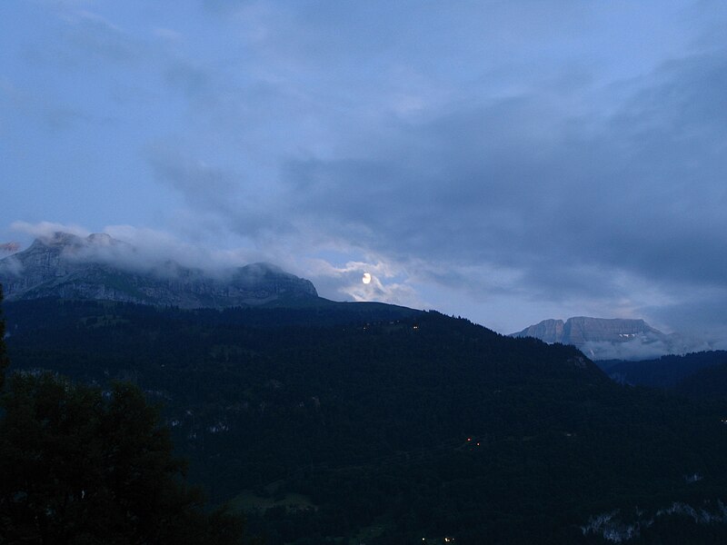 File:5926 - Brienz - Hotel Lindenhof - View from room across the Brienzersee.JPG