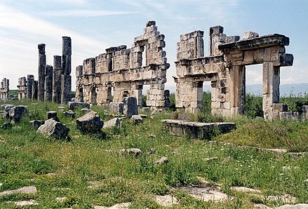 Древние руины где находятся. Апамея Сирия. Руины древнеримского храма Дианы. Разрушенная колонна. Развалины колонны.